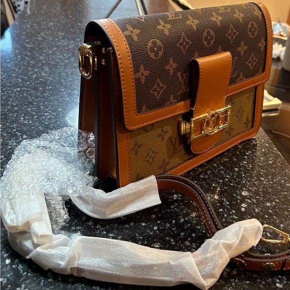 100% Authentic Louis Vuitton Dauphine Shoulder Bag Reverse Monogram Canvas MM. - Picture 2 of 4